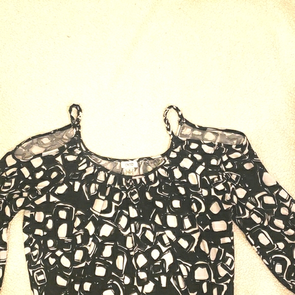 Cache cold shoulder top - Picture 2 of 5